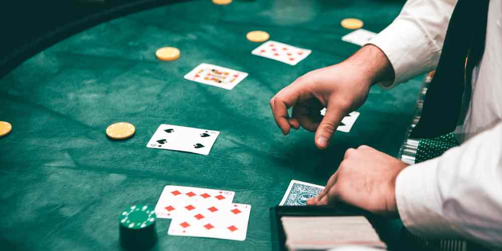 The Beginners’ Guide to Live Dealer Blackjack Terms, Strategy and Side